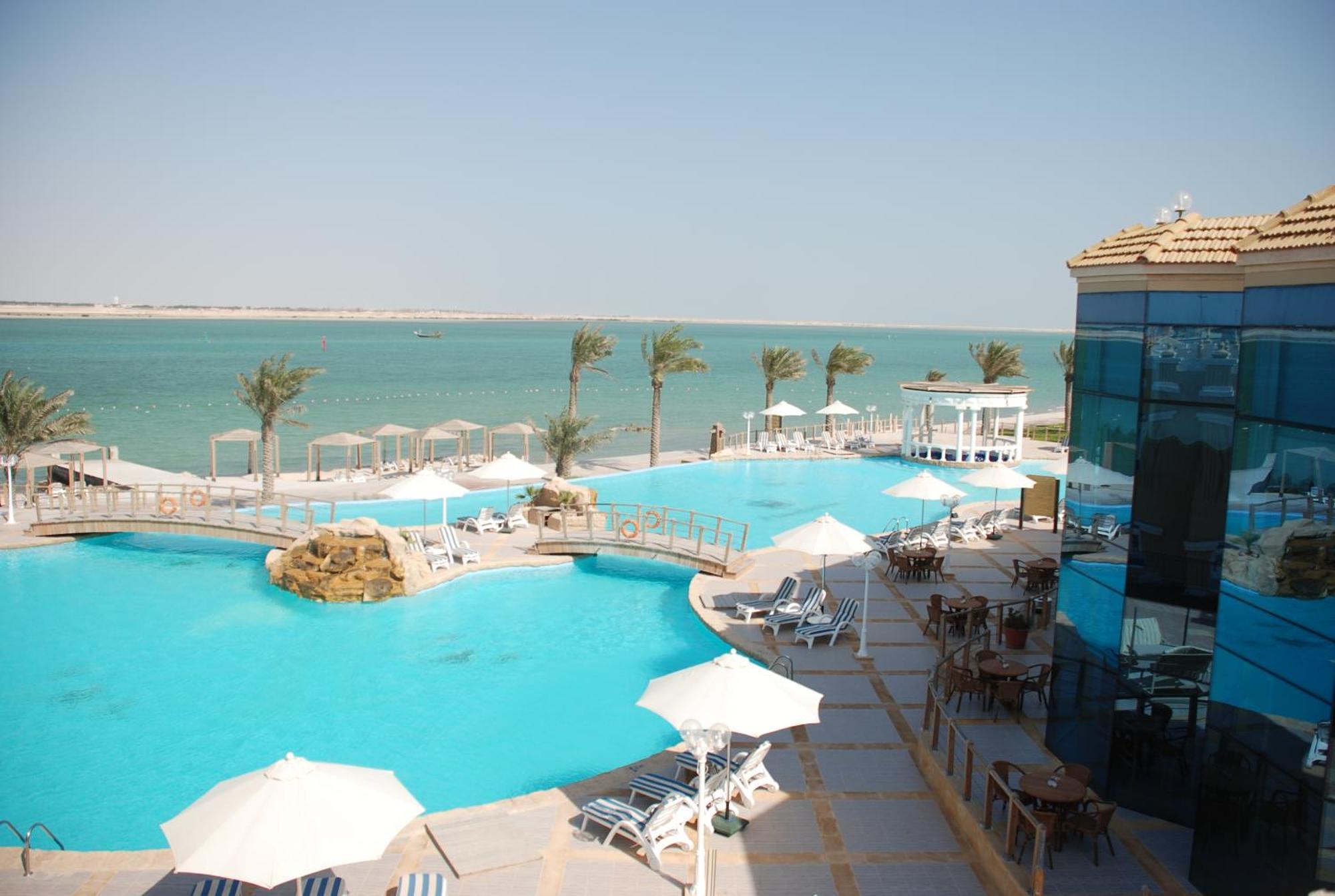Tio Sea Resort Al Khor Exterior foto The pool at the Grand Hotel