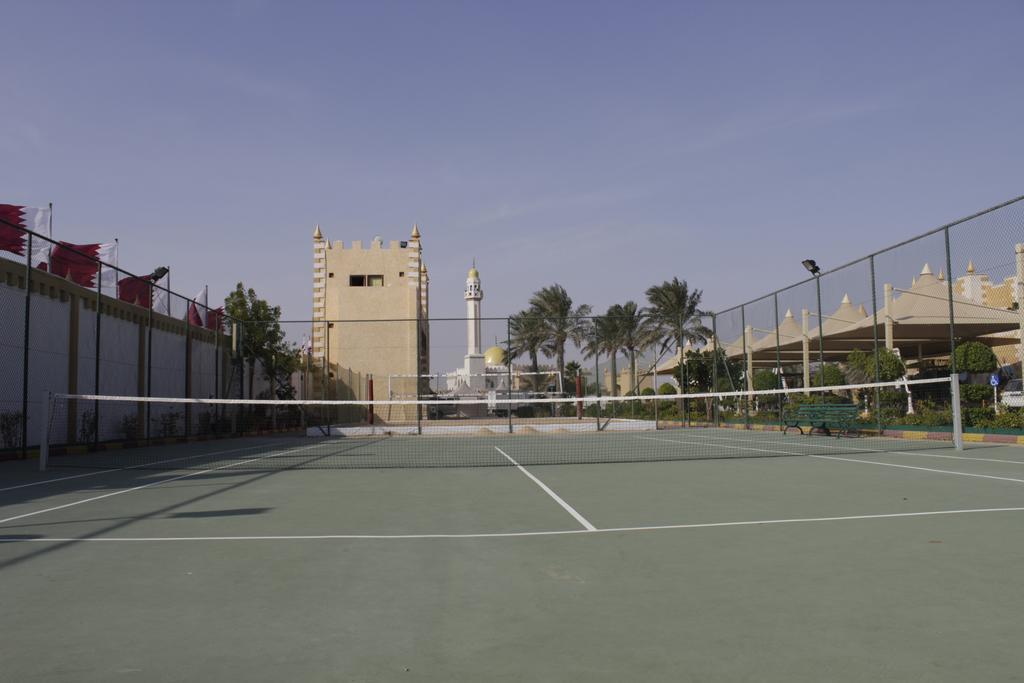 Tio Sea Resort Al Khor Exterior foto Tennis courts at the resort