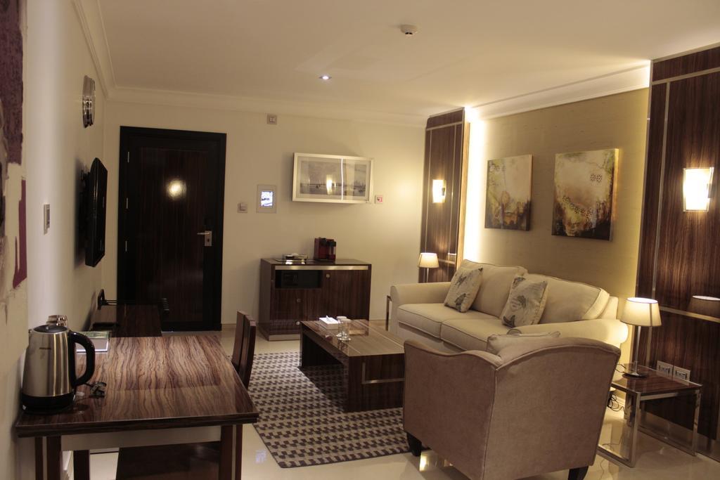 Tio Sea Resort Al Khor Exterior foto A living room in a typical apartment