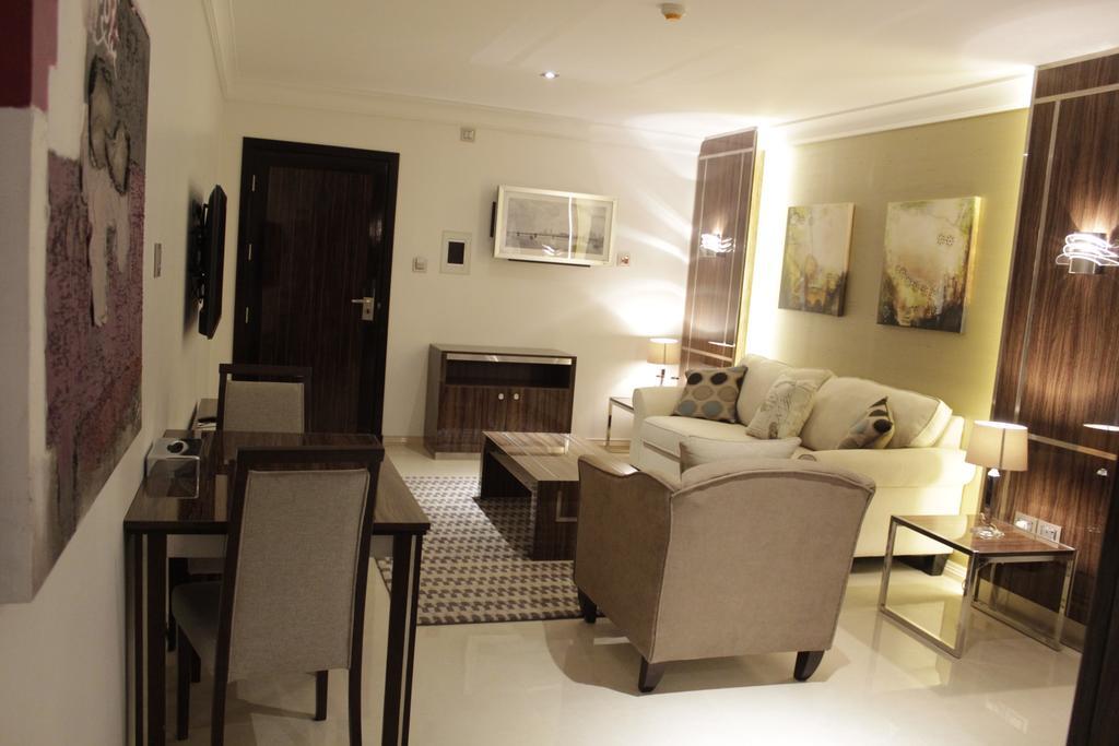 Tio Sea Resort Al Khor Exterior foto A living room in a typical apartment