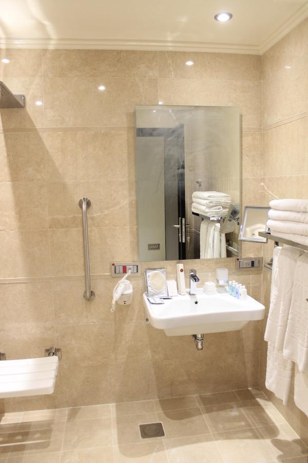 Tio Sea Resort Al Khor Exterior foto Bathroom in a hotel room