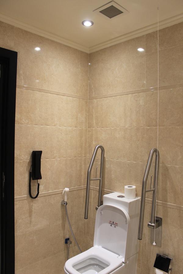 Tio Sea Resort Al Khor Exterior foto A toilet with a grab rail