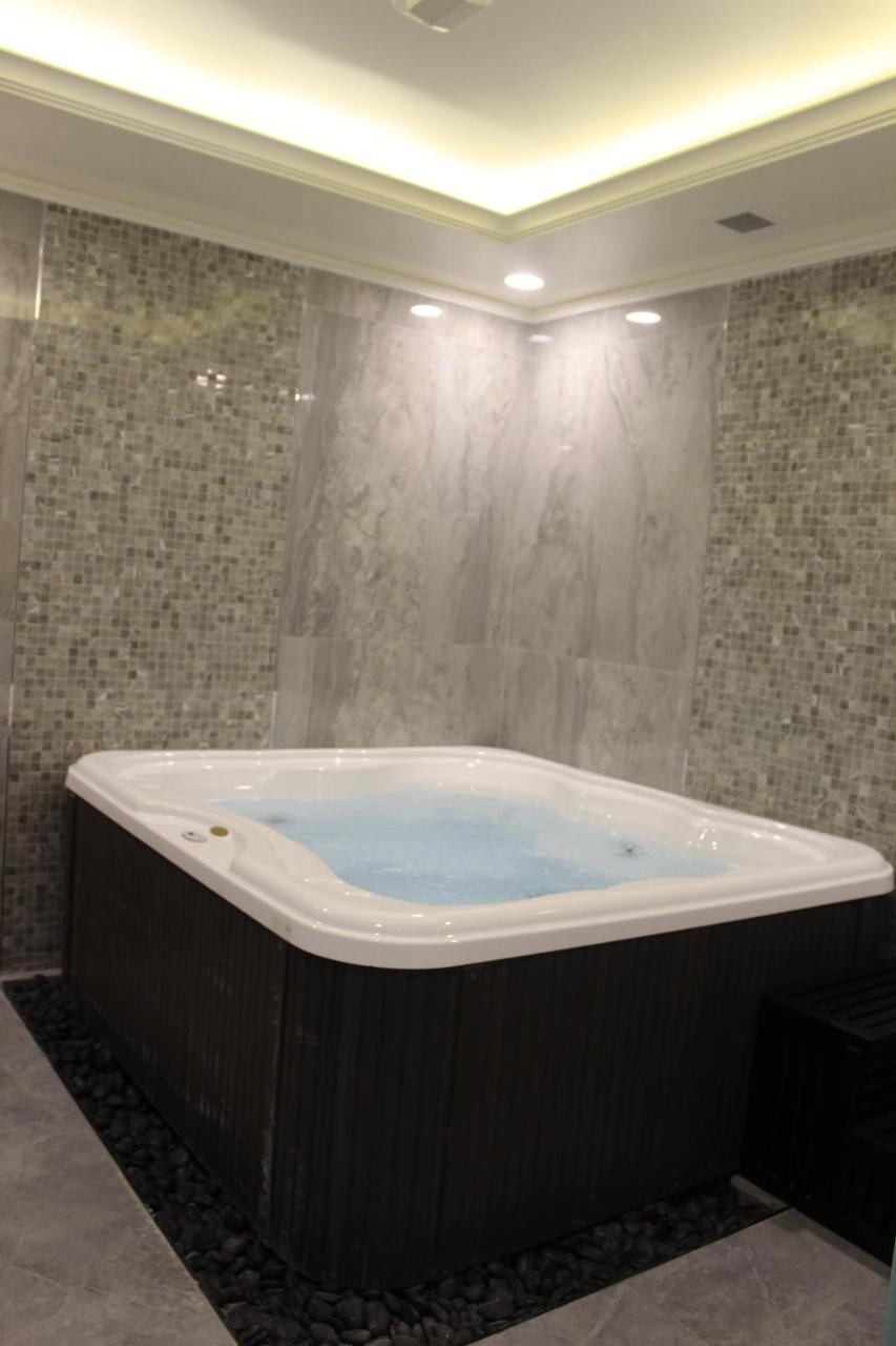 Tio Sea Resort Al Khor Exterior foto A hot tub