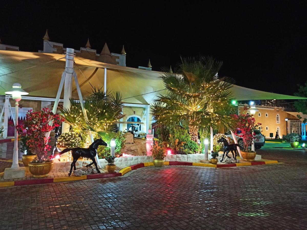 Tio Sea Resort Al Khor Exterior foto Al Shaqab at night